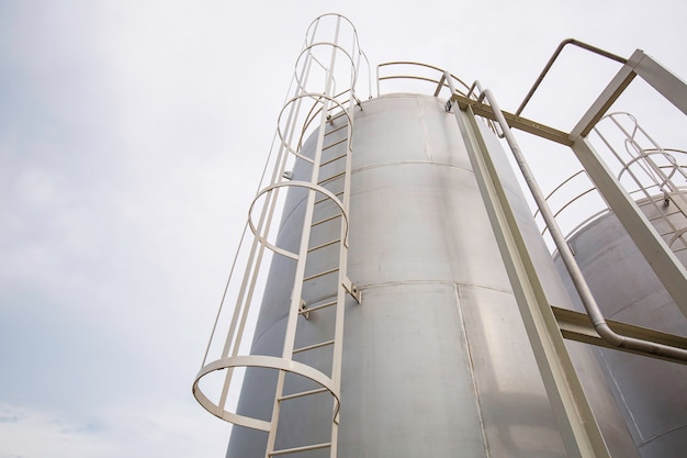 Escalera de silos de acero inoxidable en la industria química.