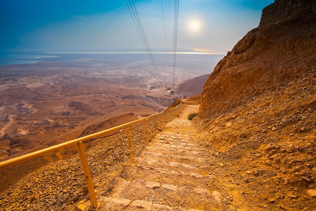 Escalera y teleférico a la fortaleza de Masada, Israel.