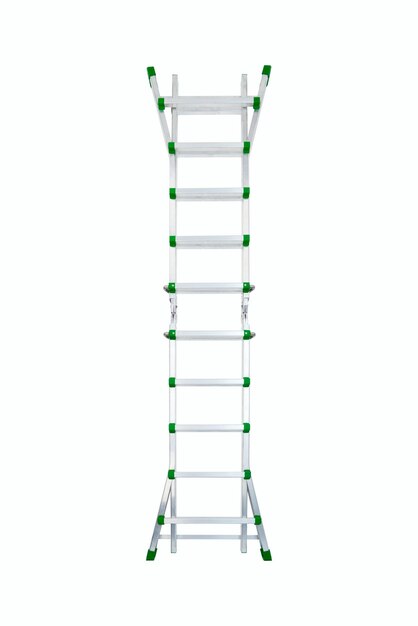 Escalera de tijera de aluminio aislado sobre fondo blanco.