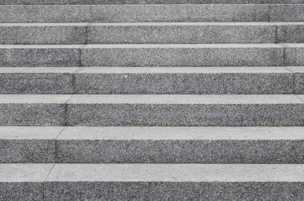 Escaleras de adoquines grises en la ciudad, con textura grunge