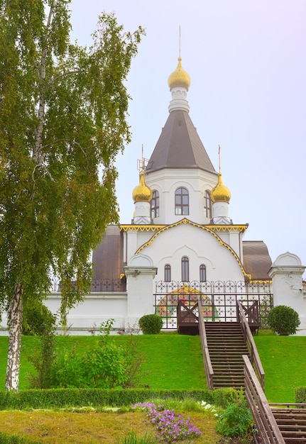 Escaleras al pie de la carpa de la iglesia ortodoxa detrás de la valla del monasterio Krasnoyarsk Siberia