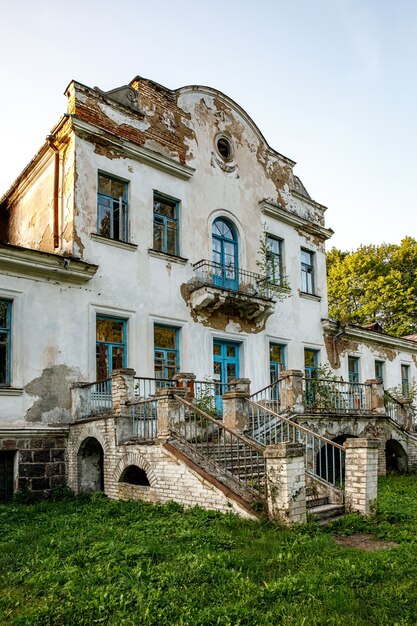 Las escaleras al pórtico del palacio en ruinas.