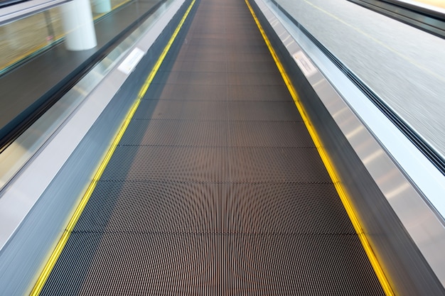 Escaleras amarillas bandas moviéndose hacia el frente en el aeropuerto