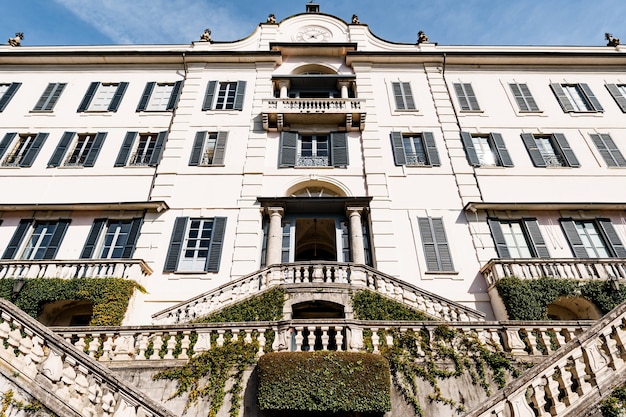 Escaleras con balaustradas a la entrada principal de villa carlotta como italia