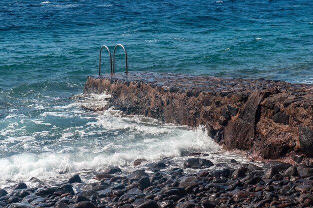 Escaleras para bañarse en la bahía de Las Playa en la isla de Hierro Islas Canarias