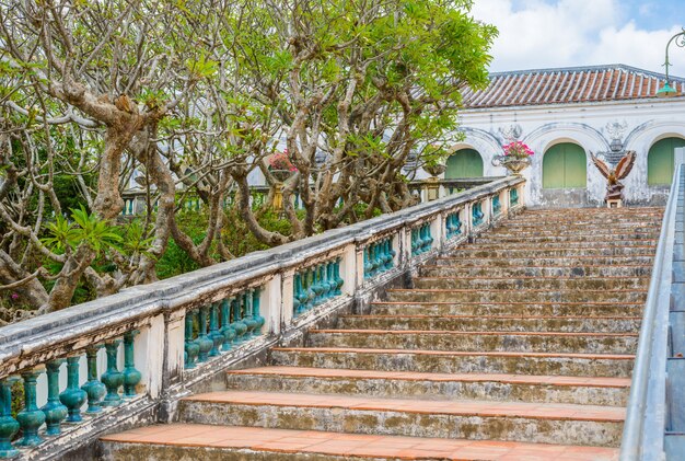 Escaleras y barandillas de cemento de estilo retro.