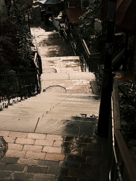 Escaleras en una calle antigua