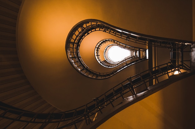 Escaleras en la casa de la madonna negra, casco antiguo de Praga