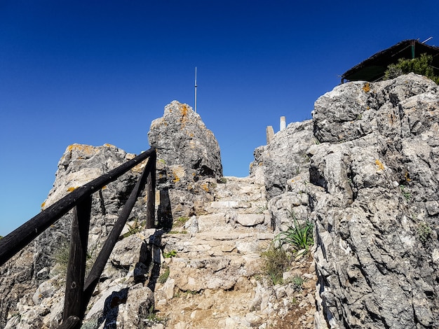 Escaleras a la cima de la montaña