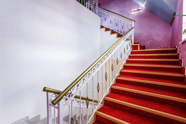 Escaleras escalera de salida de emergencia y evacuación en escalera en un nuevo edificio de oficinas