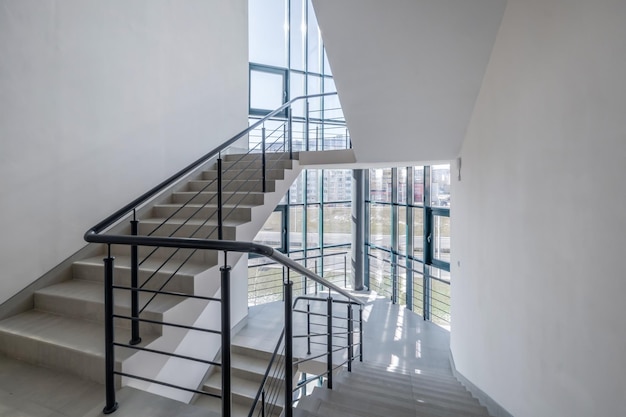 Escaleras escalera de salida de emergencia y evacuación en escalera en un nuevo edificio de oficinas