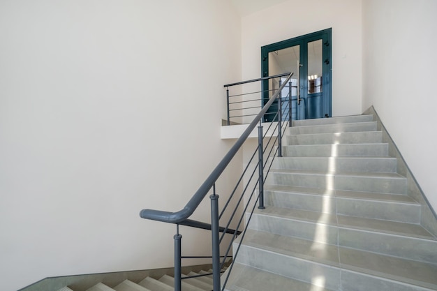 Escaleras escalera de salida de emergencia y evacuación en escalera en un nuevo edificio de oficinas