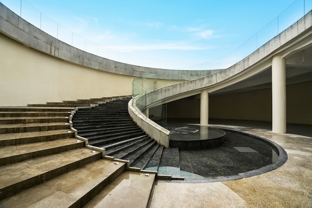 Las escaleras giratorias están en la plaza.