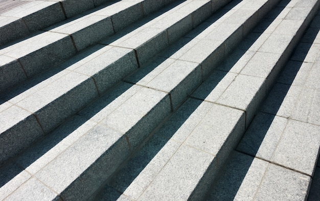 Escaleras de granito abstracto - fundamento arquitectónico con líneas diagonales