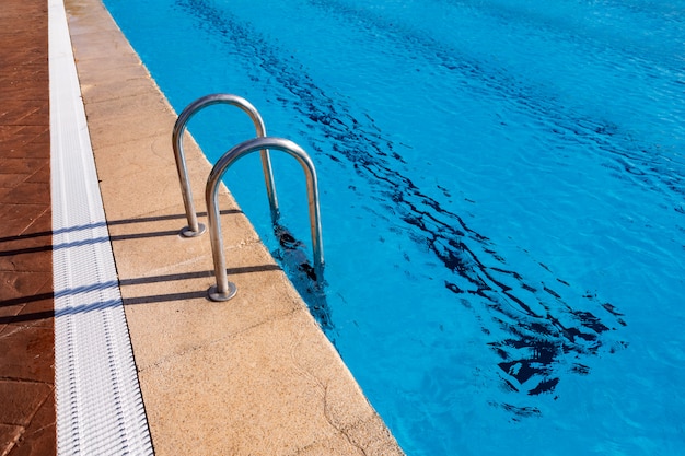 Escaleras en una hermosa piscina