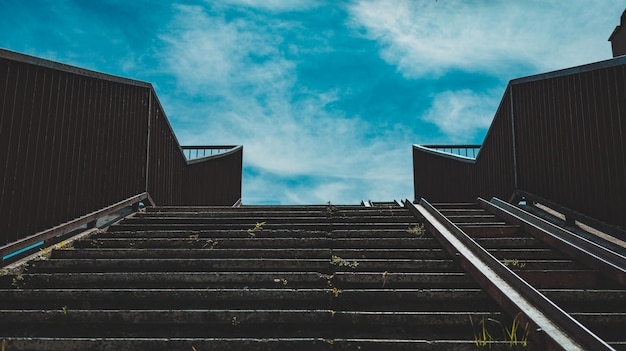 Escaleras de hormigón vacías con barandillas al aire libre