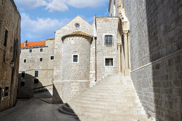 Escaleras de la Iglesia de Santo Domingo, monasterio dominicano en el casco antiguo de Dubrovnic, Croacia.