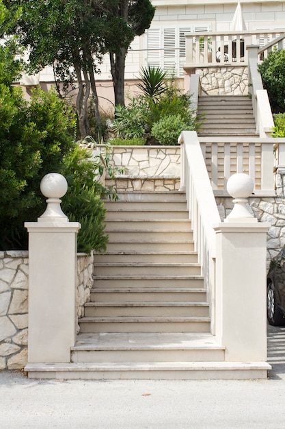 Escaleras en la isla de Korcula, Croacia