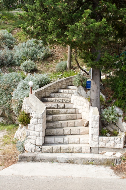 Escaleras en la isla de Korcula, Croacia