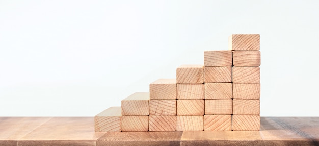 Escaleras de juguete hechas de palos de madera.