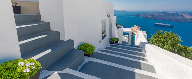 Escaleras de lavado blanco en la isla de Santorini Grecia Relajante vista caldera mar soleado viajes de verano