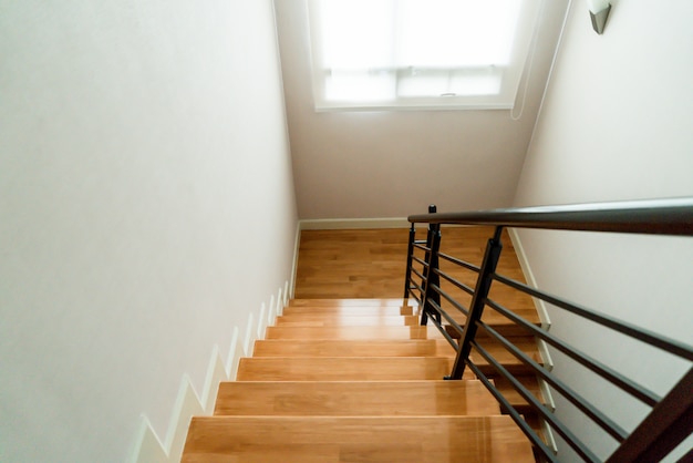 escaleras de madera en la casa