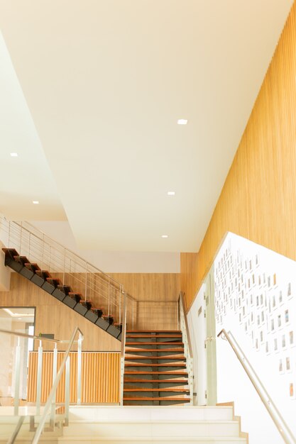 Escaleras de madera interiores hechas a la medida de lujo en un edificio moderno.