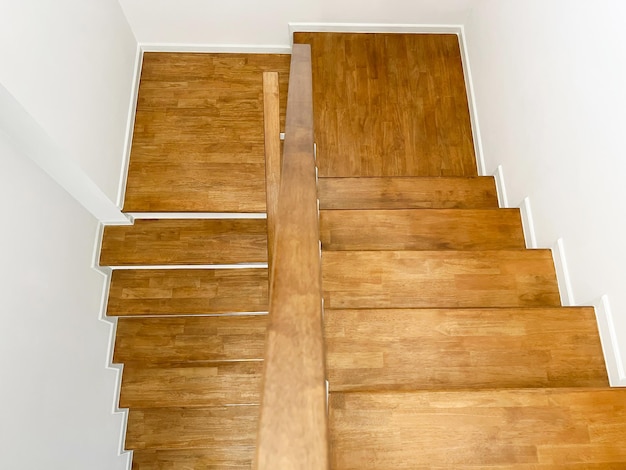 Escaleras de madera modernas de la casa