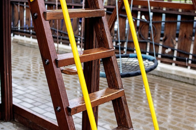 Escaleras de madera en el patio mojadas por la lluvia