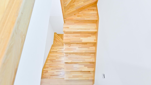 Escaleras de madera que son más cercanas al color de madera original