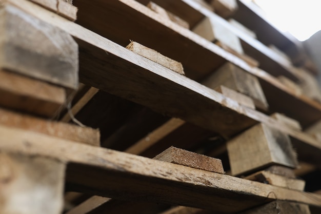 Escaleras de madera para tarimas de madera para mercancías Concepto de panel de encofrado de madera