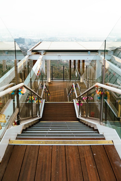 escaleras de madera y valla de cristal