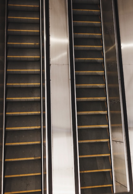 Escaleras mecánicas modernas subiendo y bajando. subterraneo