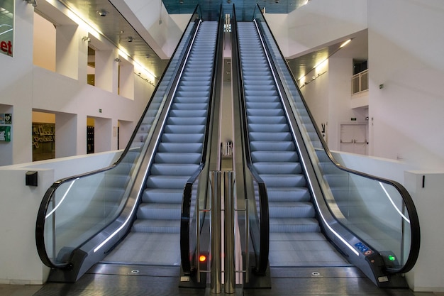 Escaleras mecánicas sobre un fondo amarillo en un museo