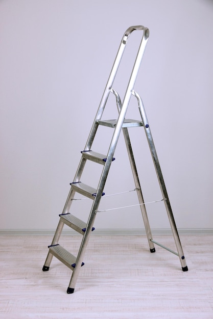 Escaleras de metal en la habitación