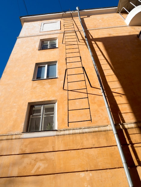 Escaleras metálicas en la pared del edificio antiguo