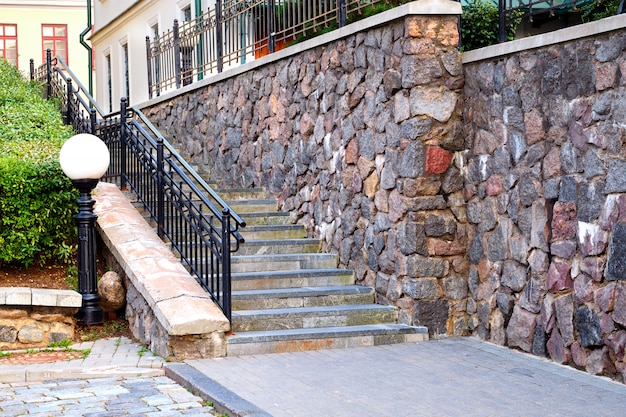 Escaleras y muro de piedra de un edificio