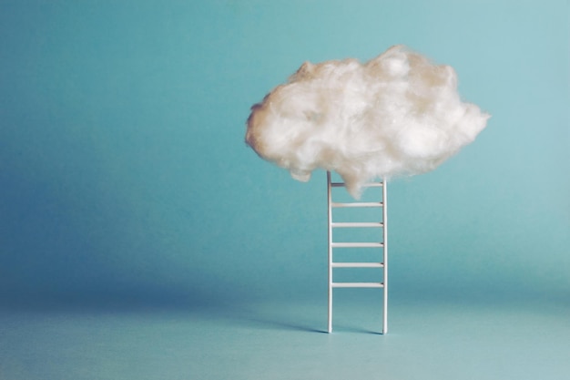 Escaleras y una nube sobre un fondo azul oscuro.