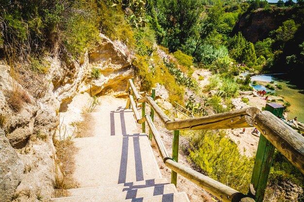 escaleras, paisaje con bosques y lago natural en Valencia, España