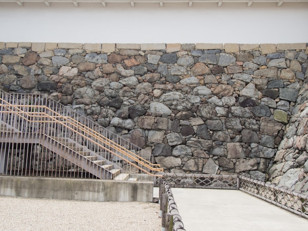 Escaleras y la pared exterior del edificio.