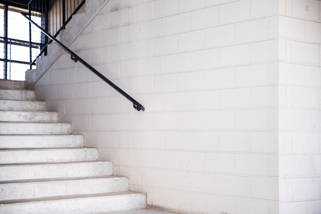 Escaleras con pared de ladrillo blanco