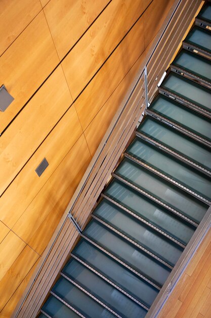 Escaleras y pared de madera en una sala moderna