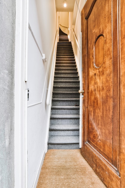 Escaleras en el pasillo de lujo buscando elegancia