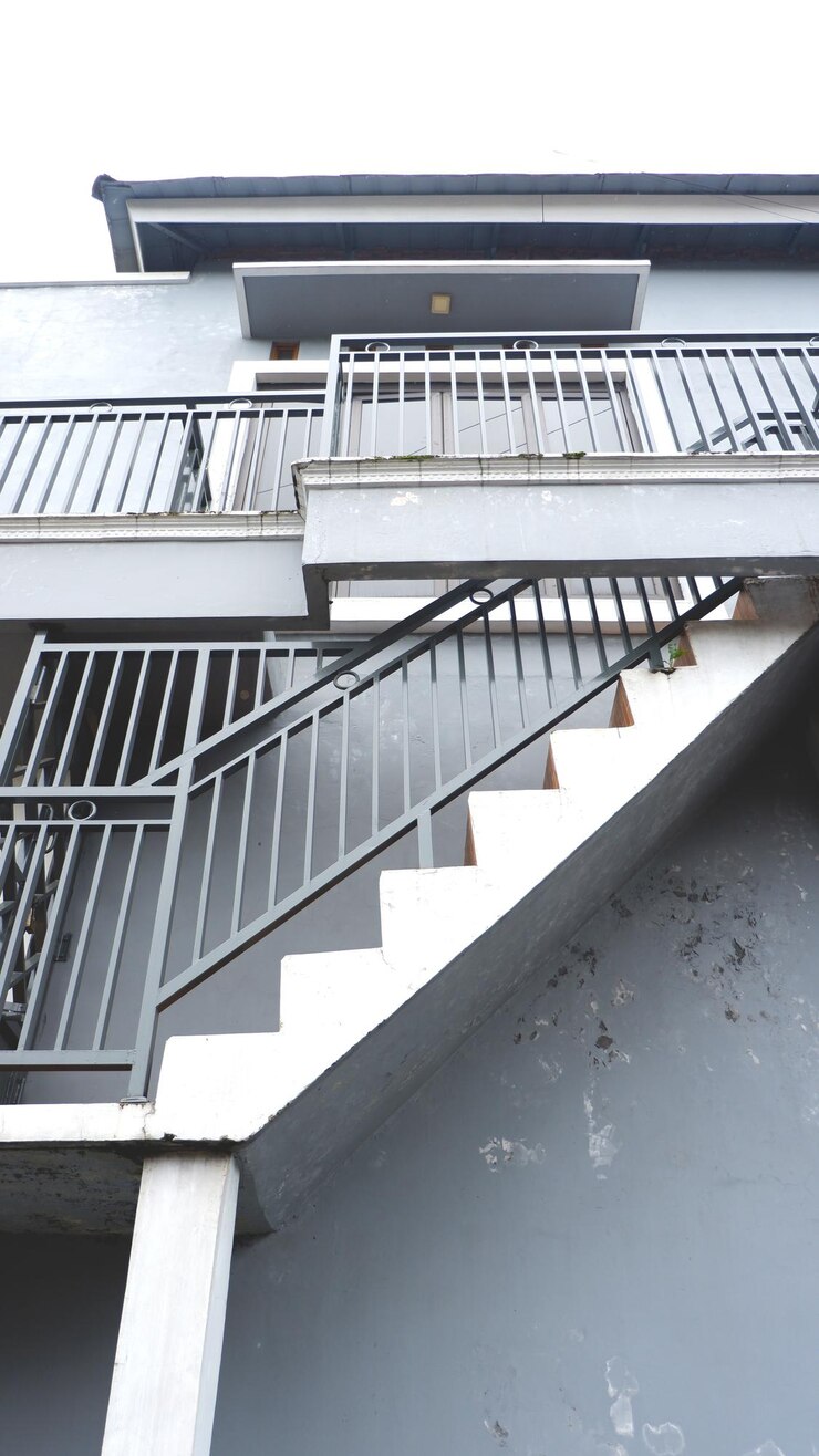 escaleras permanentes para el hogar con barandilla de hierro gris