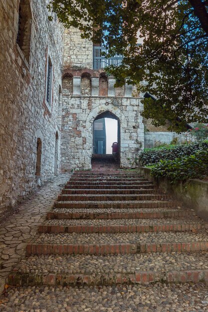 Las escaleras de piedra en el antiguo castillo de Brescia