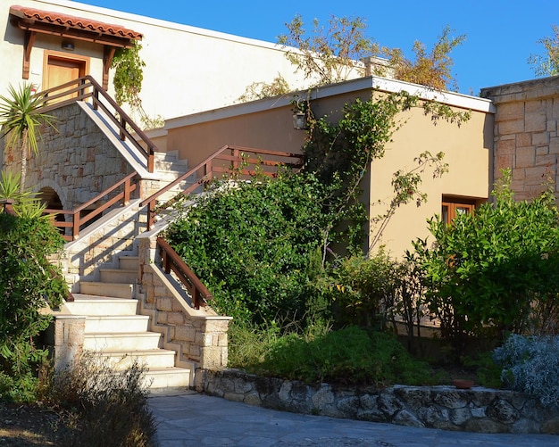 Escaleras de piedra con barandillas y vueltas entre la vegetación