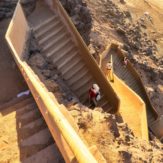 Escaleras de piedra construidas en el acantilado que conducen directamente a la playa Eagle