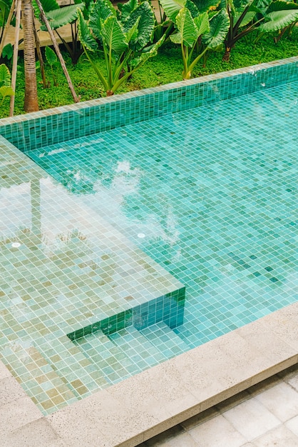 escaleras en la piscina