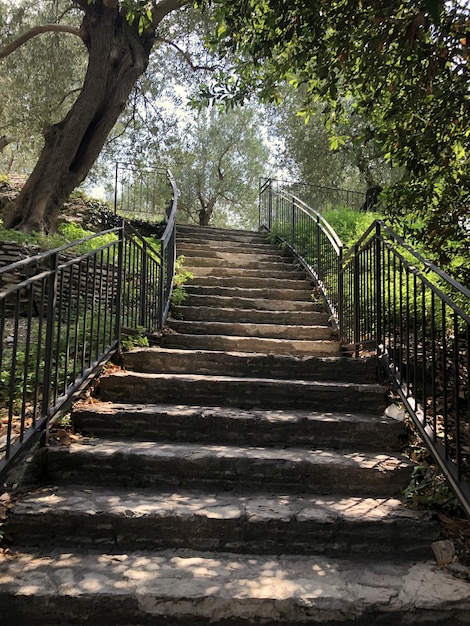 Escaleras en la playa de lido en sirmione en el lago de garda en italia