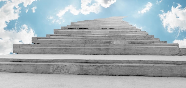 Escaleras que conducen al cielo nublado Éxito avanzando concepto de escalera de carrera de desarrollo personal y profesional Camino a los sueños que se hacen realidad Escalera al cielo